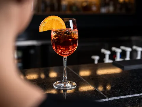 Аперол шприц с портокал на мраморния бар на Senate Bar & Dinner