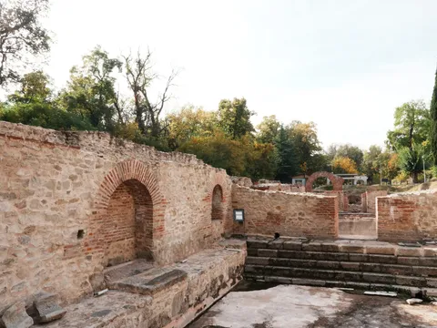 Празен басейн със стъпала и ниша в стената на термите