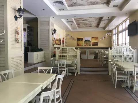 Бели маси и решетъчни прегради в Пицария Тоскана