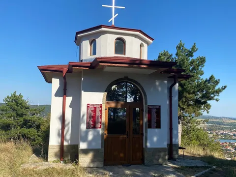 Белият параклис „Свети Георги“ с дървена врата и кръст