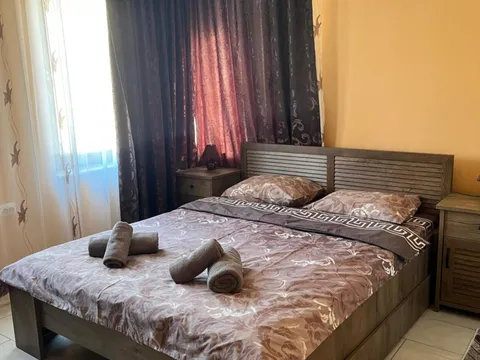Двойно легло с навити хавлии, нощни шкафчета и климатик