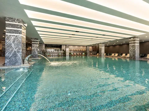 Вътрешният басейн с минерална вода в Empire Balneo & Spa Hotel