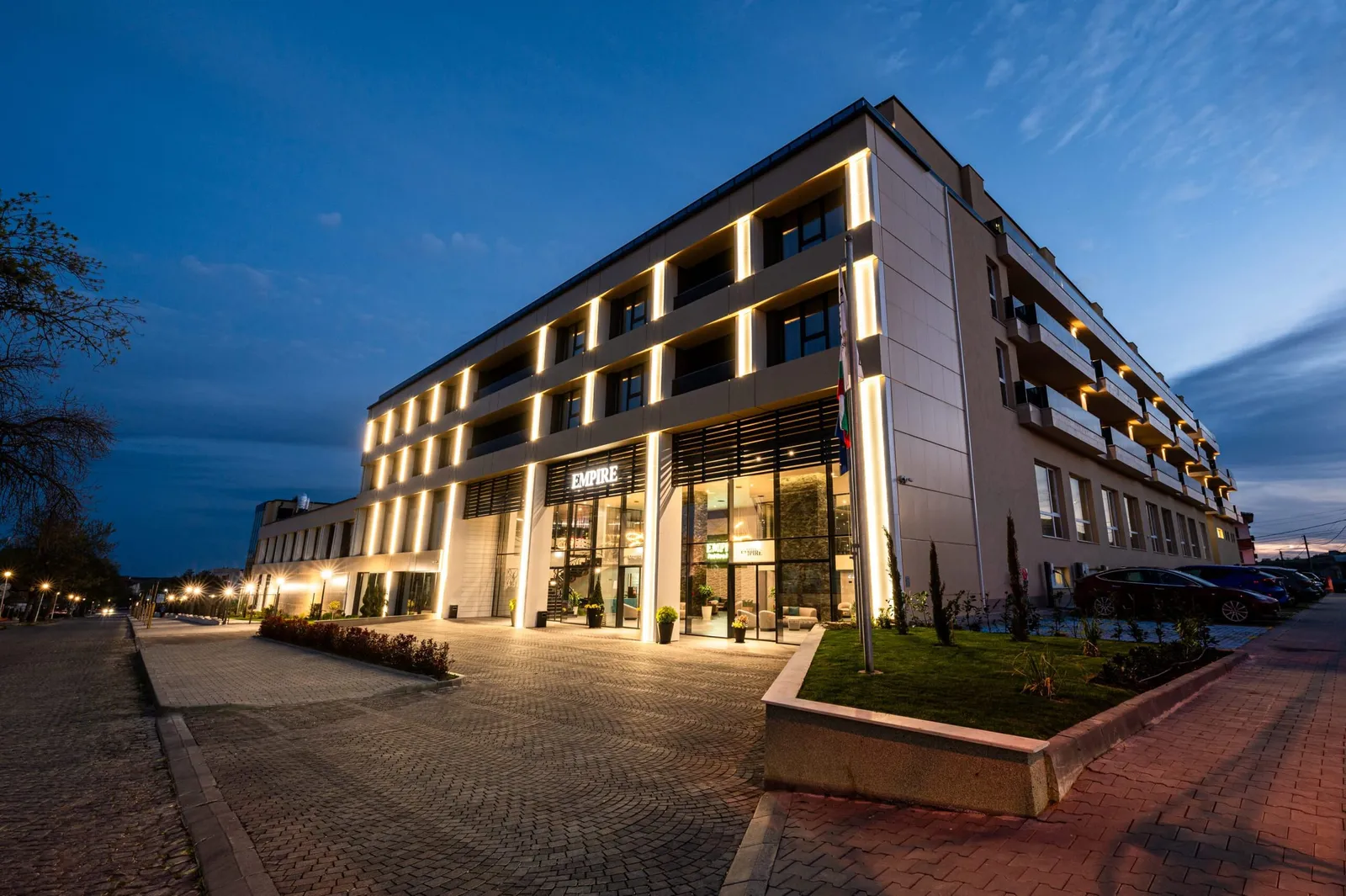 Empire Balneo & Spa Hotel в Хисаря – фасадата привечер