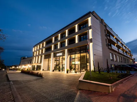 Empire Balneo & Spa Hotel в Хисаря – фасадата привечер