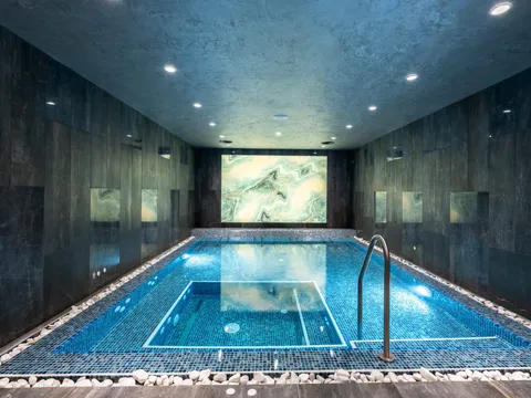 Басейнът в спа центъра на Empire Balneo & Spa Hotel
