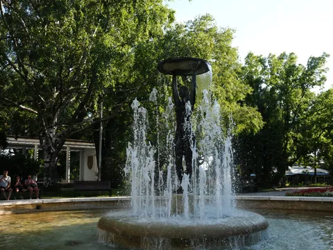Фонтанът със статуята в парка, бистра вода в басейна
