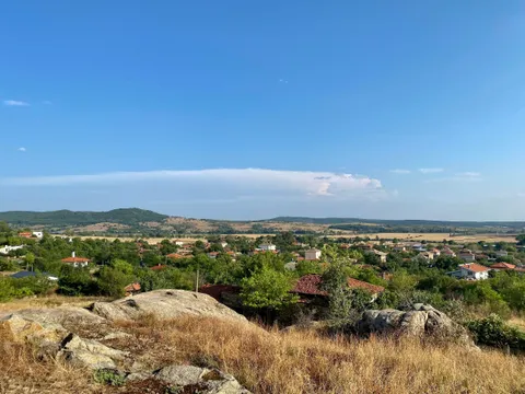 Гледка от скалистия склон към къщите на квартал Момина баня