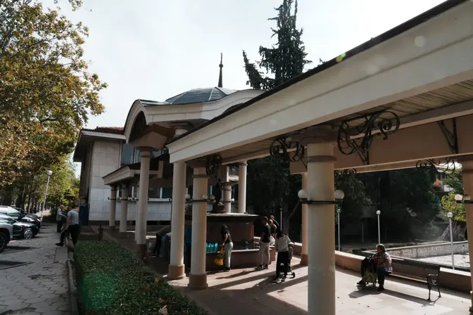 Хора наливат минерална вода в бутилки под колонадата на Извора на младостта в Хисаря
