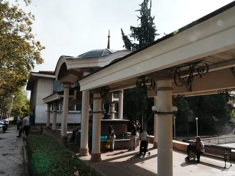 Хора наливат минерална вода под колонадата на Извора на младостта