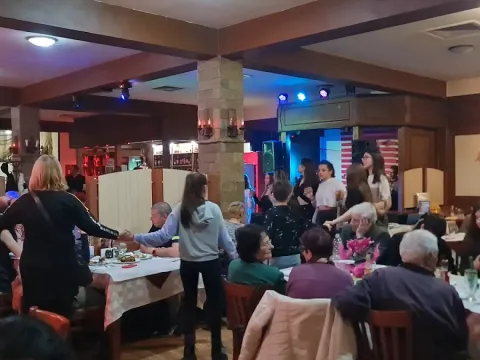 Хоро между масите на празнична вечер в Ресторант Извора
