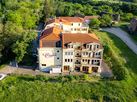 Хотел Си Комфорт от въздуха, вдясно част от античната крепостна стена