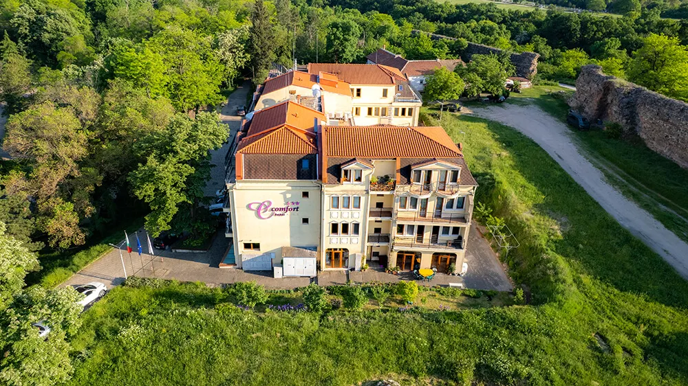 Хотел Си Комфорт от въздуха, вдясно част от античната крепостна стена