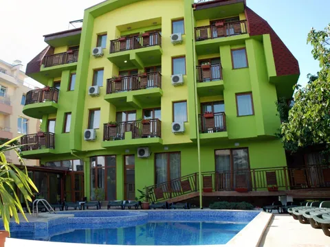 Зелената сграда на хотел „Green Hisar“ и откритият басейн пред нея