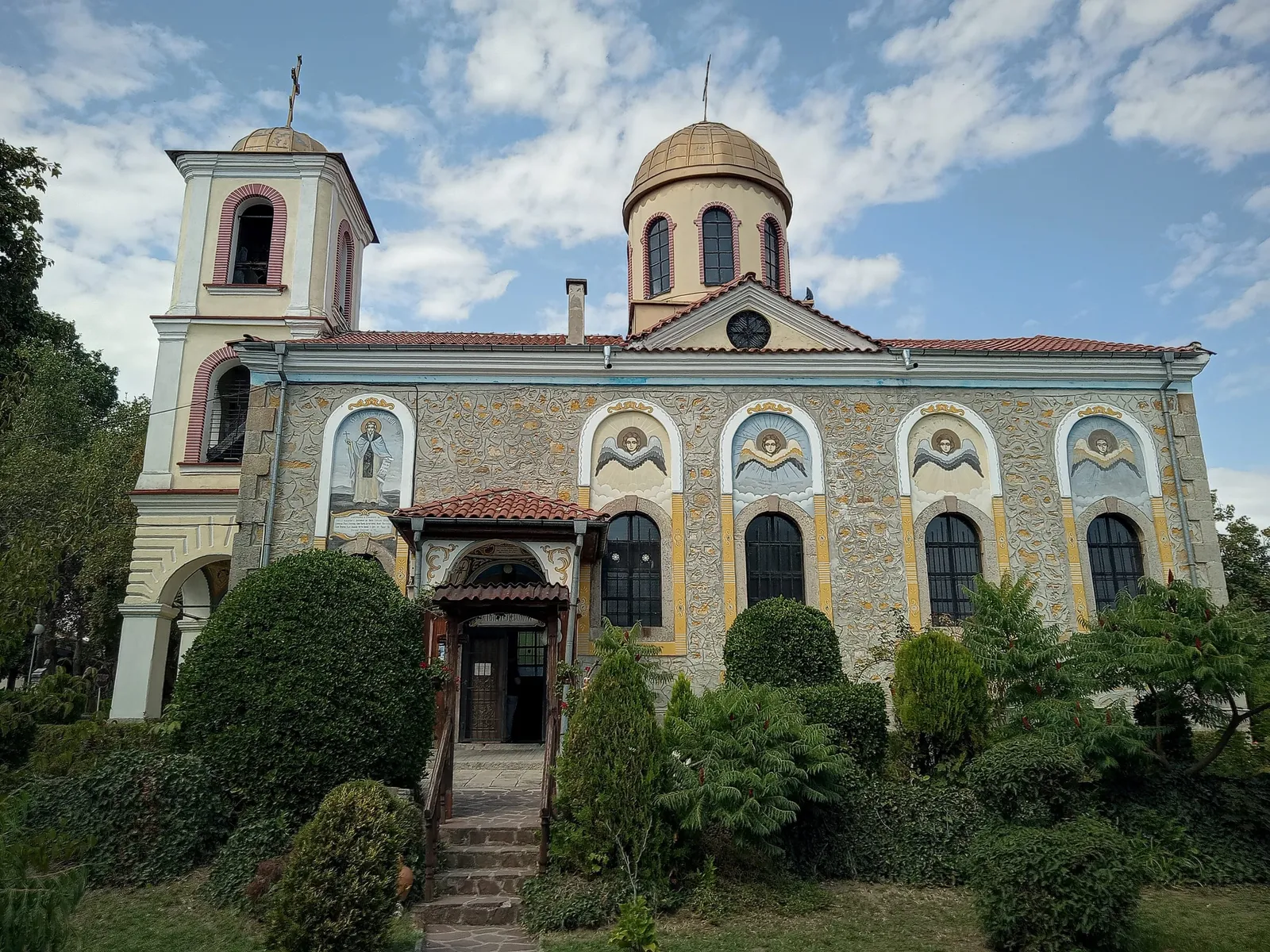 Храмът „Свети Пантелеймон“ в Хисаря с камбанарията, позлатения купол и стенописите по фасадата