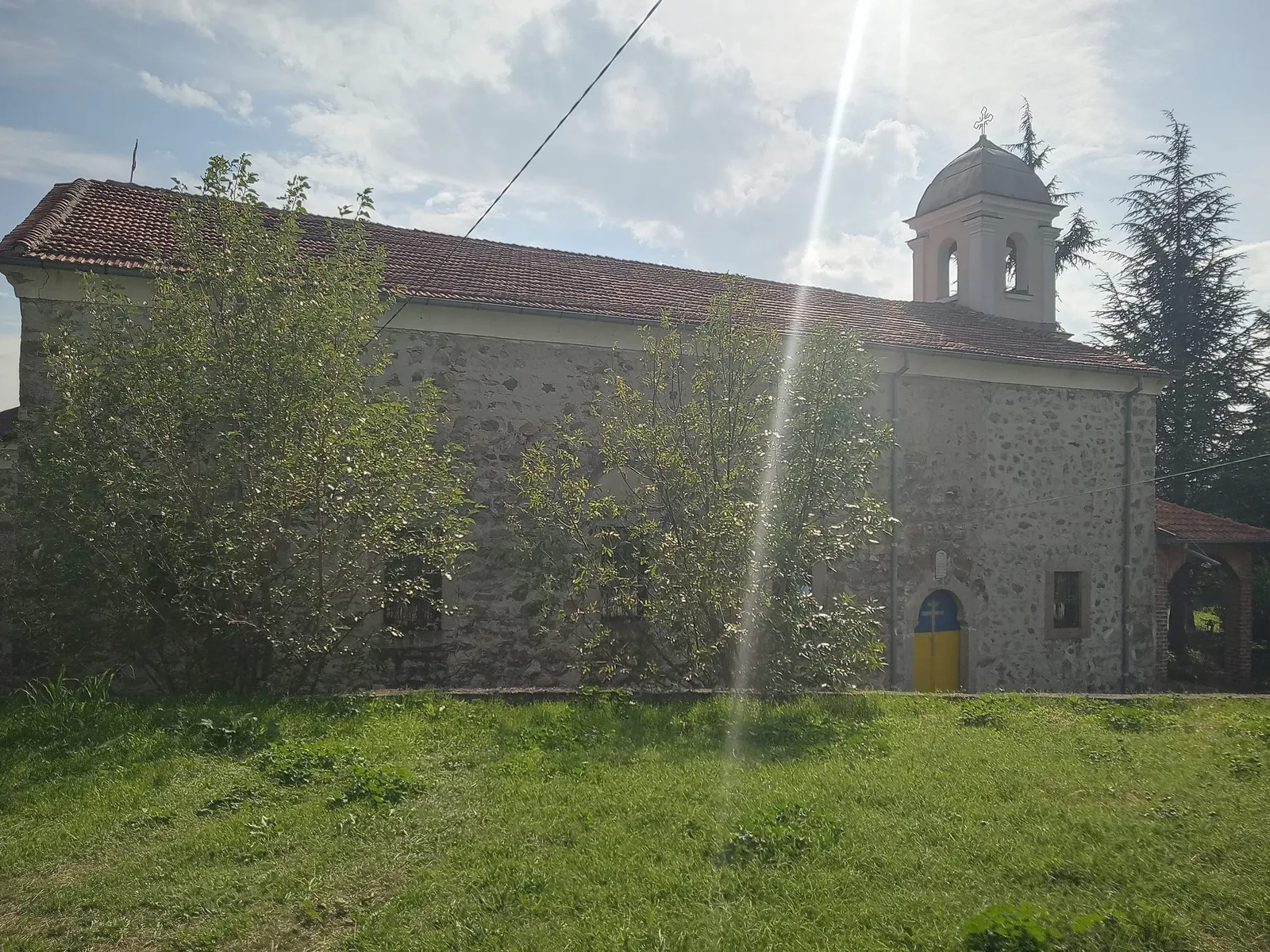 Каменният храм „Успение Богородично“ в квартал Момина баня с камбанарията