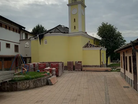 Жълтата католическа църква „Св. св. Петър и Павел“ с камбанарията в Миромир