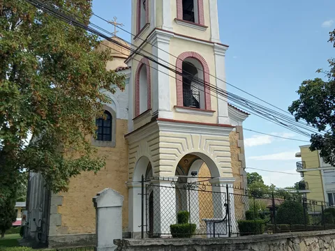 Бялата камбанария на храма „Свети Пантелеймон“ над каменната ограда