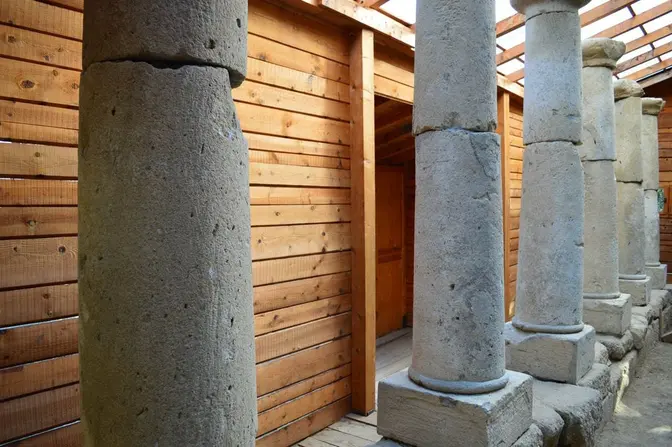 Колонадата от каменни колони в тракийския храм „Хоризонт“ край Старосел