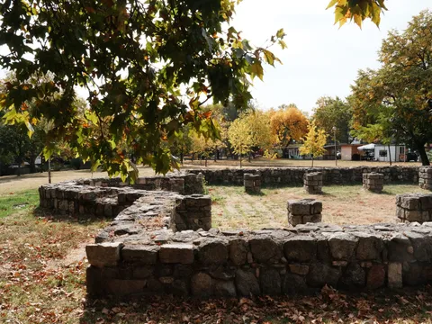 Основите на базиликата, гледани под есенните клони на голямо дърво