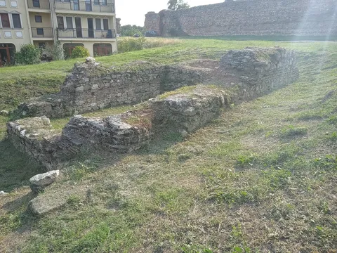 Основите на средновековната църква-гробница, в дъното крепостната стена