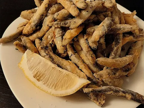 Чиния с пържена цаца и резен лимон