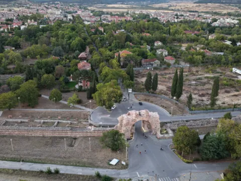 Пътят през арката на Камилите, гледка с дрон към града