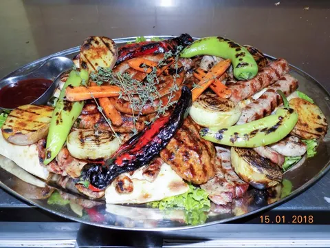Голямо плато със скара, кебапчета, печени чушки и зеленчуци в ресторант „Чинар“