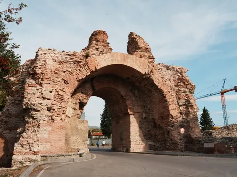 Портата „Камилите“ отстрани, през арката се вижда пътят