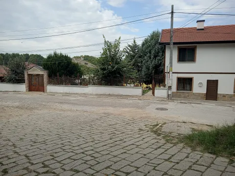 Улица в квартал Миромир с портата към двора на църквата „Св. св. Петър и Павел“