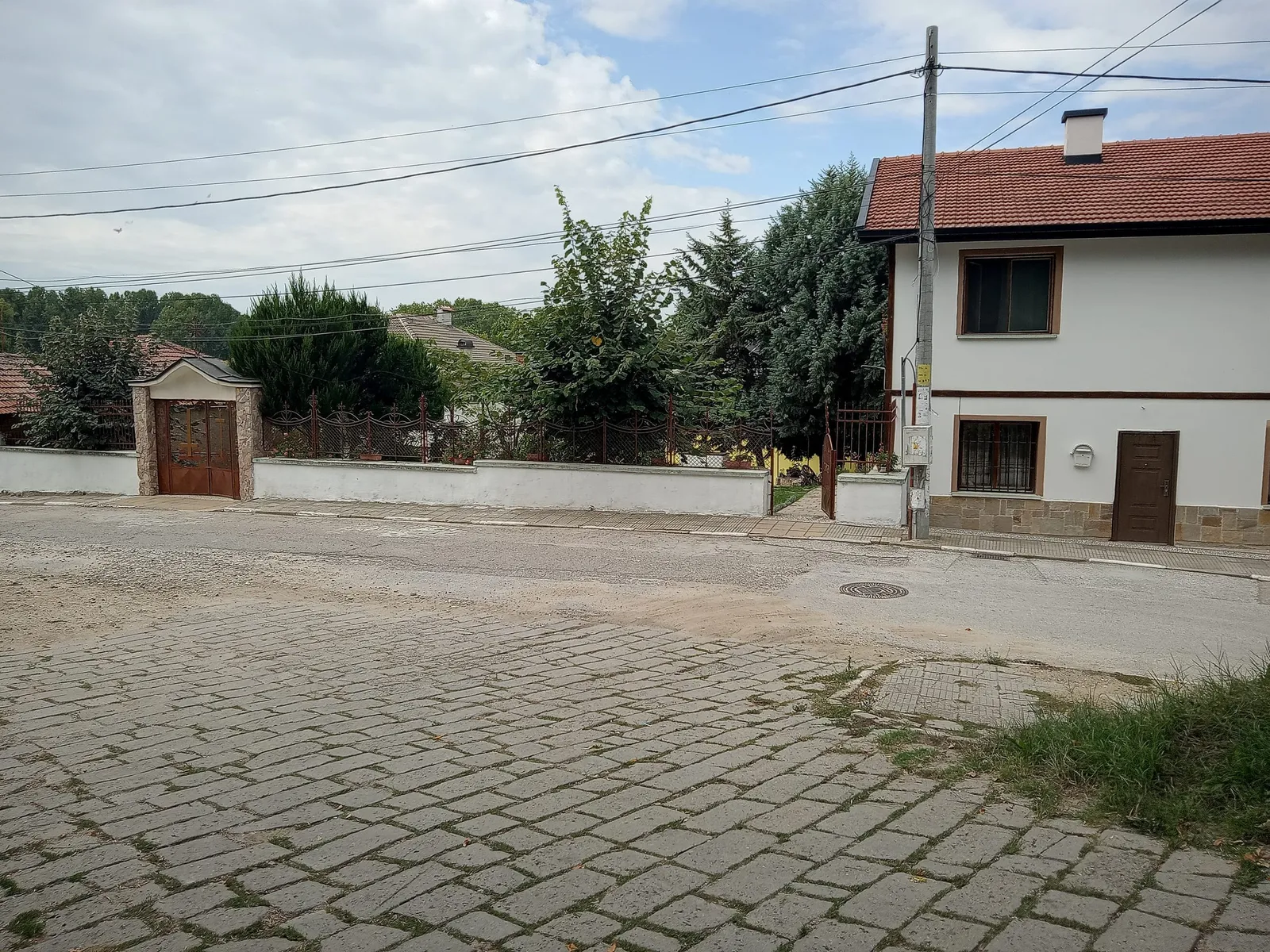 Улица в квартал Миромир с портата към двора на църквата „Св. св. Петър и Павел“