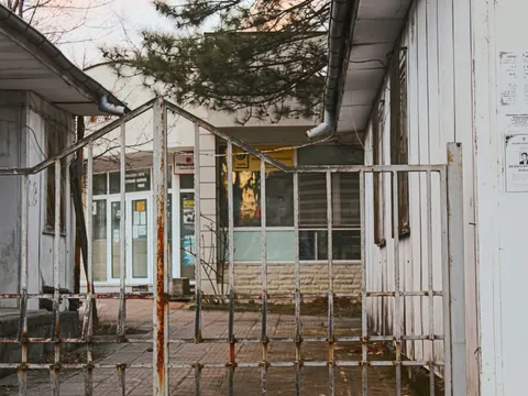 Пощенската станция в Хисаря зад ръждясала метална порта