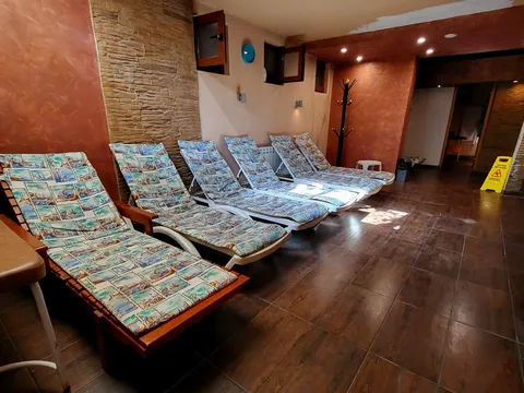 Релакс зона с шезлонги и каменна стена