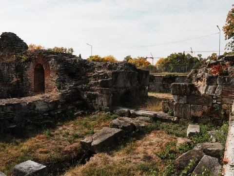 Руините на Източната крепостна порта с тухлена арка и паднали каменни блокове