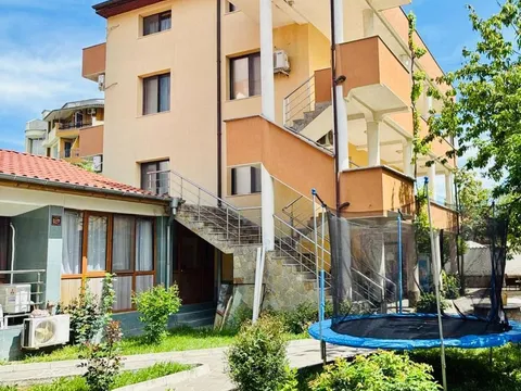 Триетажната сграда на „Вила Стряма“ с балкони и двор с батут