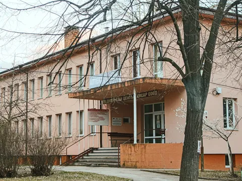 Сградата на Медицински център Хисар с навес над входа и аптека