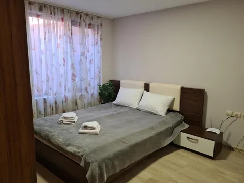 Спалня с двойно легло, хавлии и нощни шкафчета