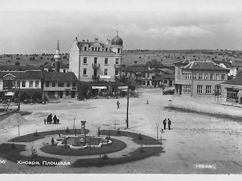 Стара снимка: площадът с чешма в кръгла градинка, сграда с купол и минаре