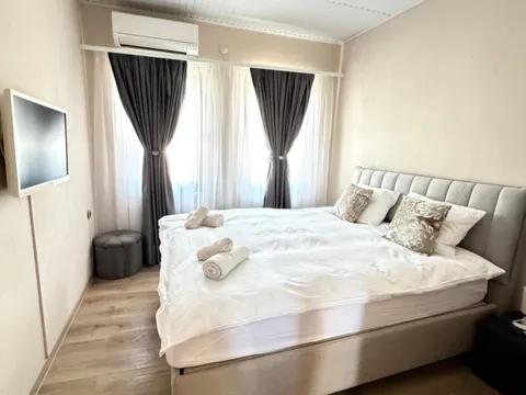 Светла стая с тапицирано двойно легло, телевизор и климатик