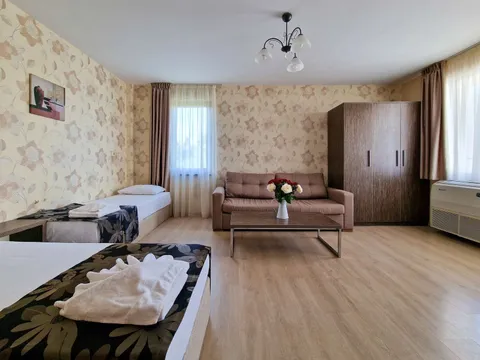 Просторна стая с легла, диван, масичка и гардероб