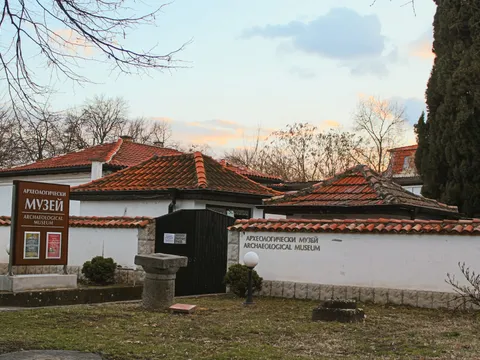 Входът на Археологическия музей в Хисаря с табела и керемидени покриви