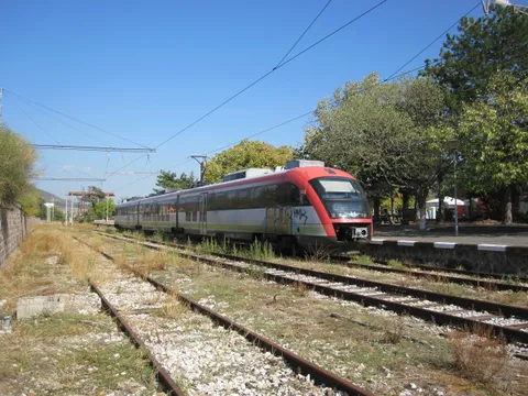 Червено-бял електрически влак „Дезиро“ на перона на гара Хисаря