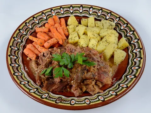 Ястие с месо, картофи и моркови в шарена керамична чиния