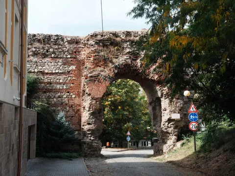 Западната крепостна порта и улицата, която минава под арката