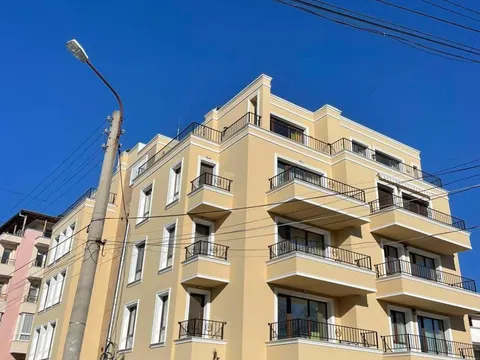 Пететажна жълта сграда с балкони на „Вила Витоша“ под синьо небе