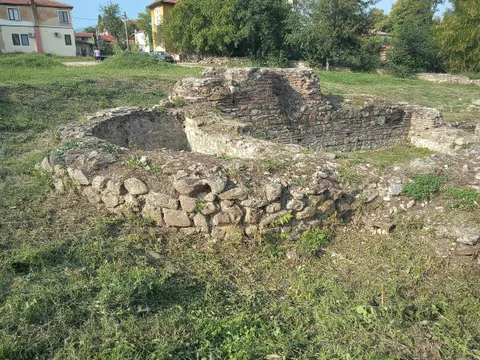 Каменните зидове на средновековната църква-гробница в западната част на крепостта